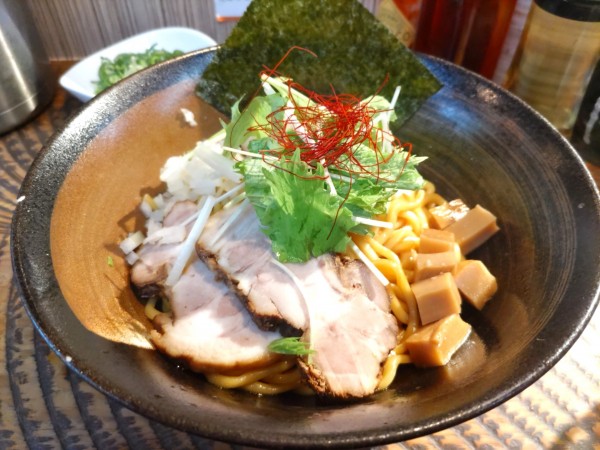 「比内地鶏のあぶらそば（980円）+九条ネギ（100円）」@らーめん 瞠 恵比寿店の写真