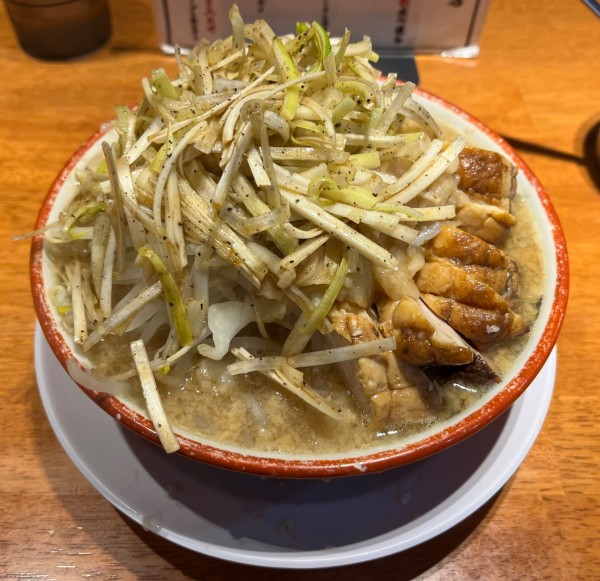 「小ラーメン野菜アブラ+豚3枚+ネギ」@らーめん バリ男 大森店の写真