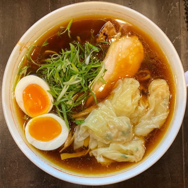 「ワンタン麺（醤油・縮れ麺）¥900 味玉 ¥100」@まるふじ食堂の写真