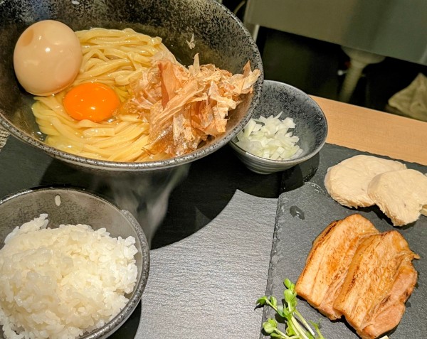「特製玉子かけ麺　豚」@麺屋 二二一の写真
