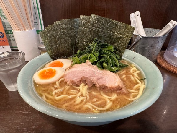 「らーめん（中）ほうれん草＋のり＋味玉」@横浜家系らーめん いずみ家の写真