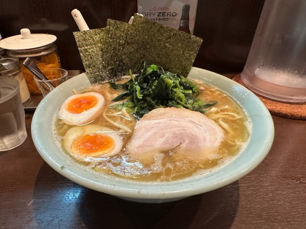 「ラーメン＋ほうれん草＋味玉」@横浜家系らーめん いずみ家の写真