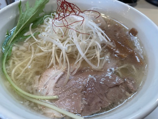 「しおらーめん：細麺・背脂少し800円+味付けたまご100円」@らぁめんkitchenけんけんの写真