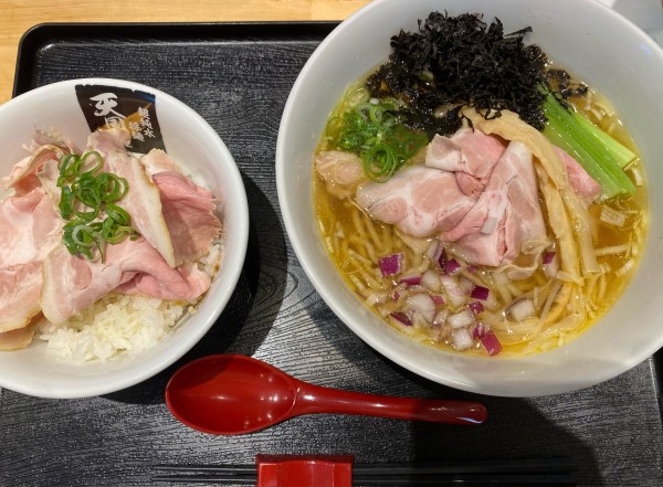 「地鶏飛び魚伊吹煮干し（白絞り醤油）1200円+やわ豚ロースト飯」@超純水採麺 天国屋の写真