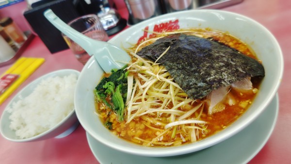 「辛味噌ネギラーメン激辛930円半ライス130円＋背脂５０円」@ラーメン山岡家 瑞穂店の写真