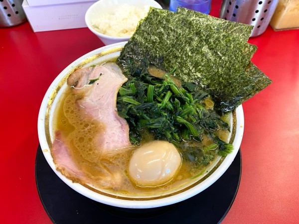 「直伝ラーメン」@家系ラーメン王道家直伝 との丸家 松飛台店の写真