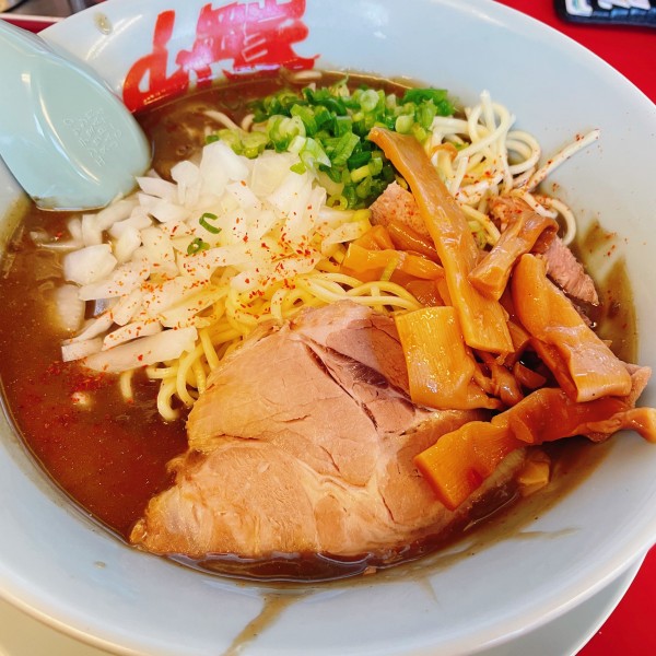 「鬼煮干しラーメン 910円 コロチャー」@ラーメン山岡家 大泉店の写真