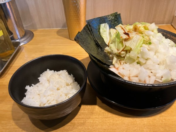 「豚骨醤油ラーメン850円＋キャベツ100円＋タマネギ100円＋半」@麺家 燻の写真