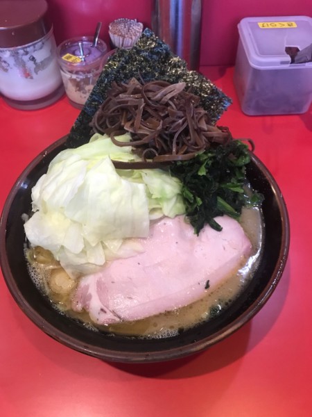 「ラーメン 700円＋麺中盛り 100円＋キャベツ 100円」@どんとこい家の写真