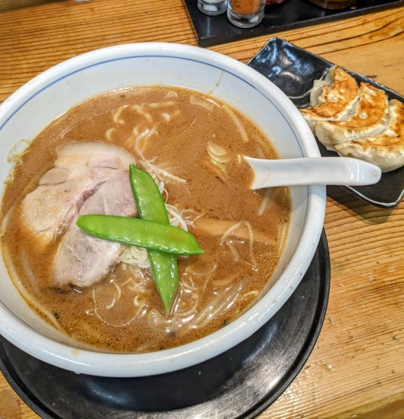 「みそ  900円 + 餃子3個  300円」@赤坂一点張 たまプラーザ店の写真