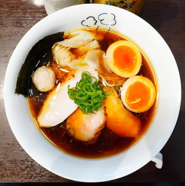 「特製鶏の醤油らー麺＋ヱビス（中瓶）」@鶏喰～TRICK～の写真