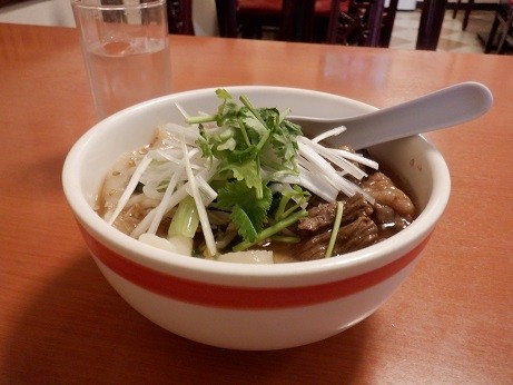 「牛バラのせ刀削麺」@龍興刀削麺舗の写真