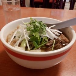 牛バラのせ刀削麺