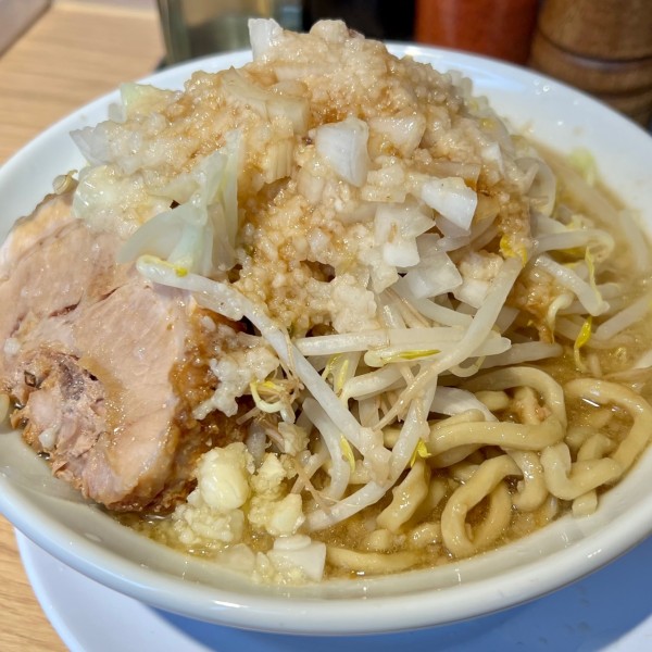 「ラーメン 並（にんにく少・野菜多・玉ねぎ多・背脂多・味普通）」@ラーメン豚の子の写真