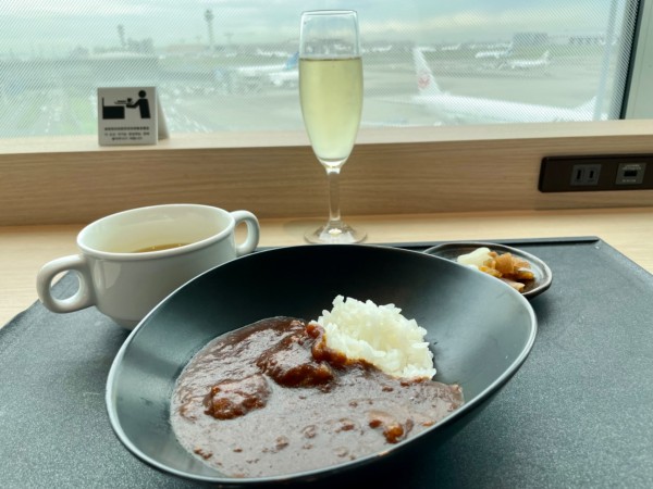 「JAL特製オリジナルビーフカレー（小）」@JAL 羽田空港国際線 サクララウンジの写真