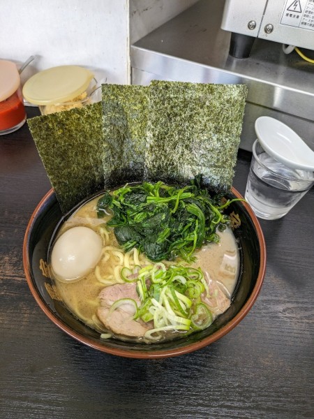 「ラーメン、味玉。ホウレン草」@雷家の写真