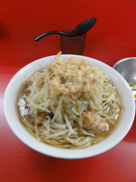 「少なめ850円🧄脂生卵50円」@ラーメン二郎 柏店の写真