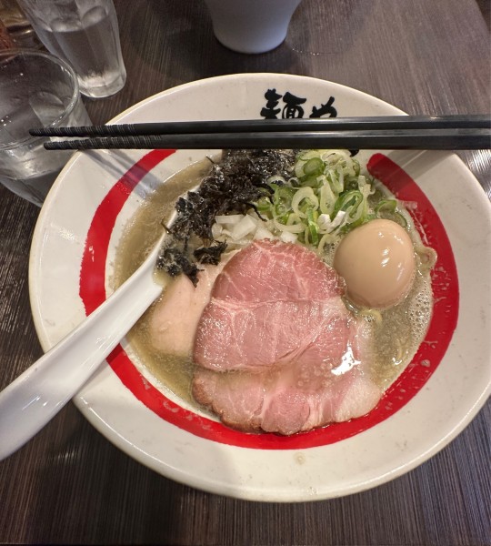 「おい！煮干し玉子付き　1100円」@麺や でこの写真