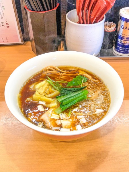 「生姜醤油ワンタン麺+タマネギ」@麺や 一峯の写真