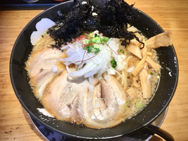 「限定２:ダブル玉ねぎ背脂ラーメン+大盛(880+10￥)」@しゃがら 三条店の写真