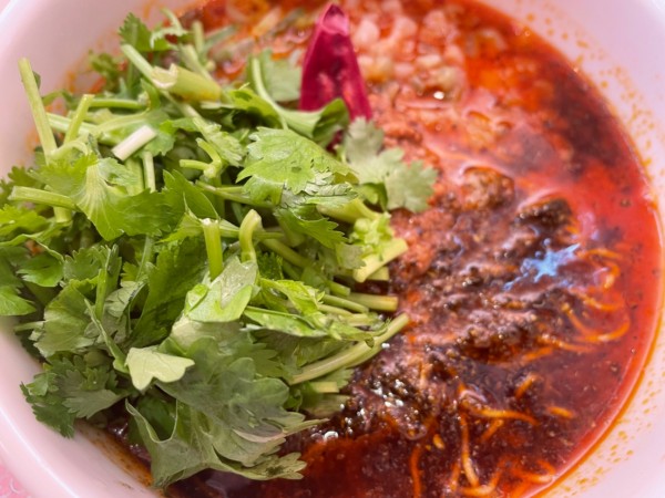 「青鬼担々麺+追加パクチー=1320円」@Hong Kong Dining 香家 エソラ池袋店の写真