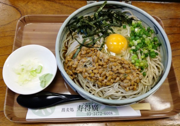 「冷やし納豆＋大盛り（900円くらい）」@そば處 寿得廣の写真