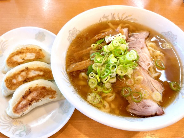 「ラーメン（750円）、餃子（260円）」@らーめん 香文の写真