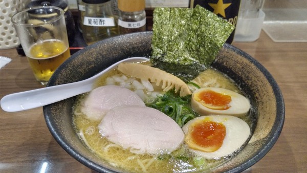 「味玉濃厚醤油鶏白湯そば（900円）＋瓶ビール（650円）」@麺屋 甲武信の写真