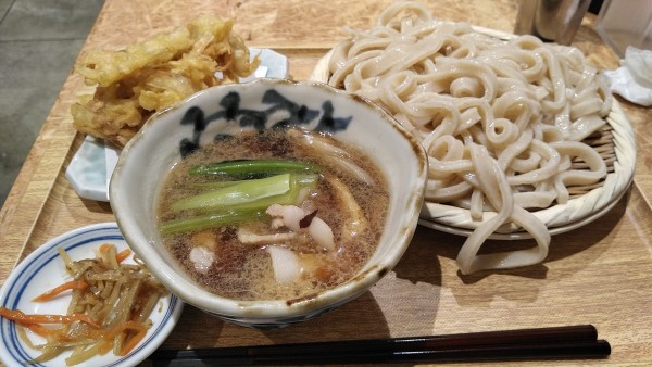 「肉汁つけうどん＋大盛＋ごぼ天（820円＋180円＋380円）」@武蔵野うどん こぶし エキュート立川店の写真