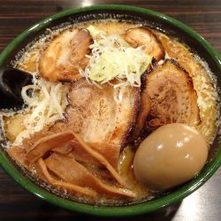 黒味噌チャーシューめん（1,100円）＋味付玉子（120円）