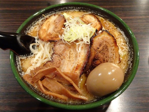 「黒味噌チャーシューめん（1,100円）＋味付玉子（120円）」@めんや 蔵の写真