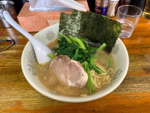 「ラーメン　麺固め季節の野菜トッピング」@横浜ラーメン厨房 うえむらやの写真