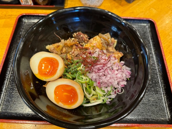 「牛すじ油そば(並)  1000円＋無料券味玉」@麺屋 ニシムクサムライの写真