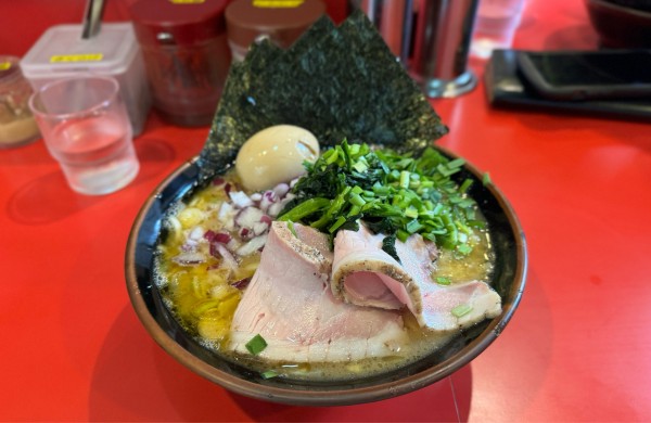 「昼飯セット¥900、生ニラ¥50、むらさきたまねぎ¥50」@どんとこい家の写真