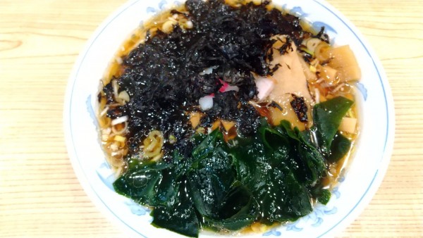 「らーめん・麺軽め+わかめ+バラ海苔」@らーめん 高尾の写真