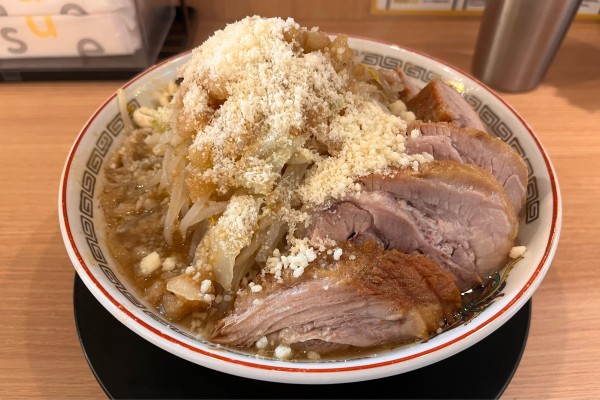 「小ぶた+粉チーズ」@ラーメン豚山 青葉台店の写真