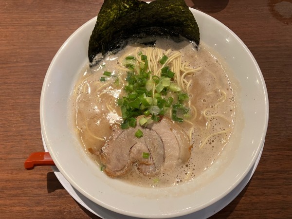 「ラーメン　780円(税込み)＋替玉120円」@ばってんラーメン 町田店の写真