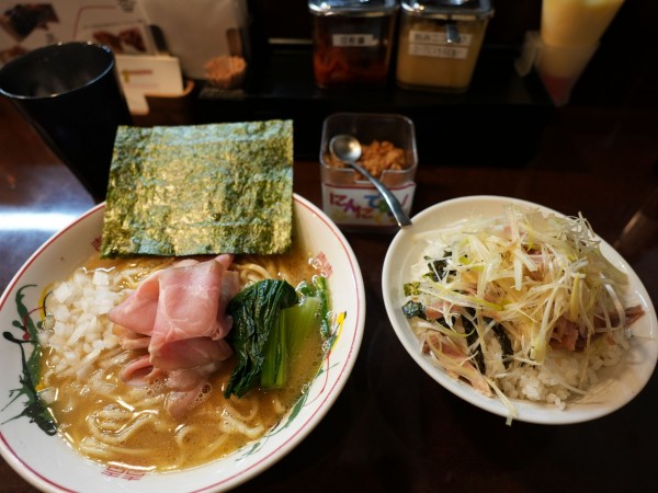「豚骨醤油ラーメン(並)麺硬め＋味濃いめ＋サービスネギチャーご」@こいけのいえけいの写真