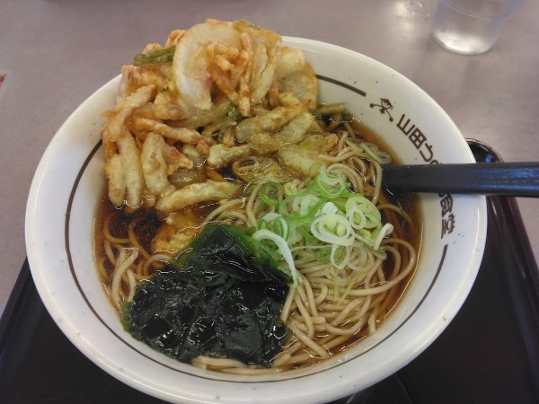 「天ぷらそば温570円」@山田うどん 主水店の写真