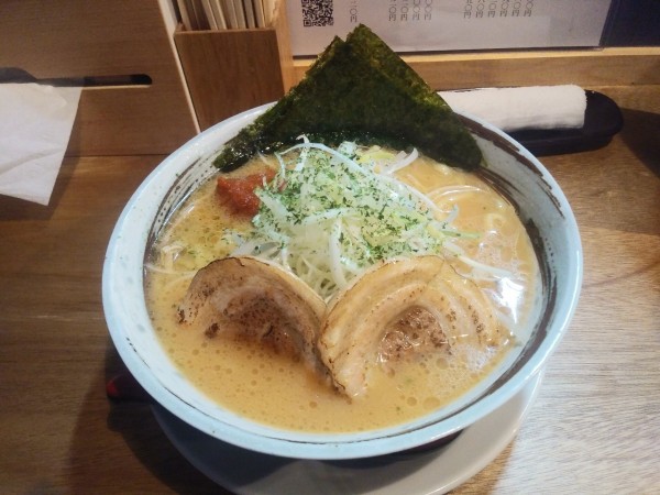 「白味噌そば辛玉　大盛り　940+120円」@麺や 笑華の写真