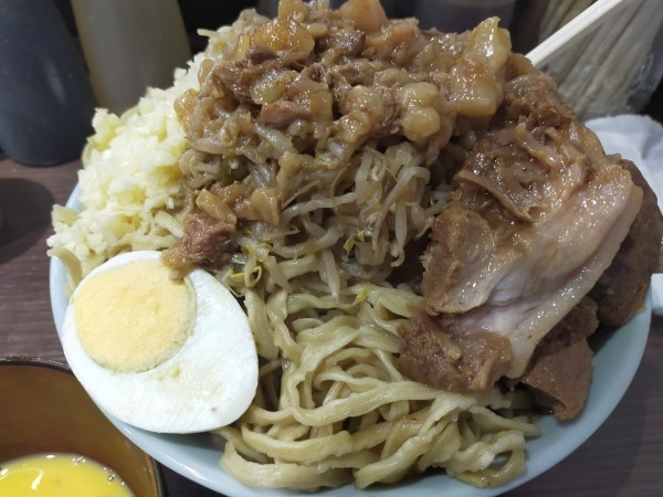 「味噌ラーメン・大盛600・生卵（麺硬め・ちょい脂・ニンニク）」@ラーメン富士丸  西早稲田店の写真
