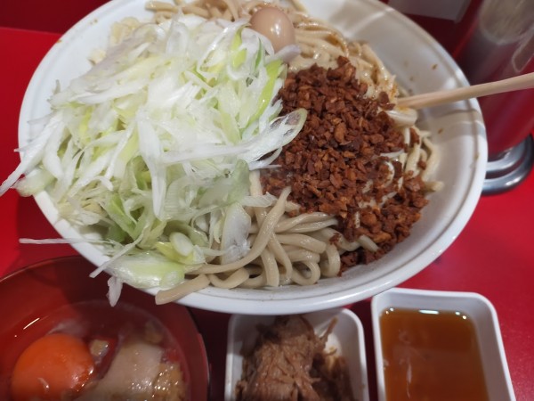 「油そば・大・葱・脂生卵・蝦脂・ほぐし豚（大蒜・FG・辣油）」@麺屋HEROの写真