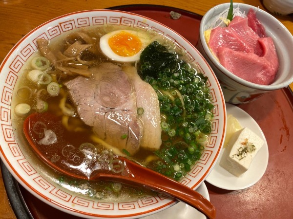 「天然本マグロ丼ハーフ＆らーめん 1,300円」@マグロ食堂 いさまる屋の写真