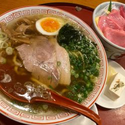 天然本マグロ丼ハーフ＆らーめん 1,300円