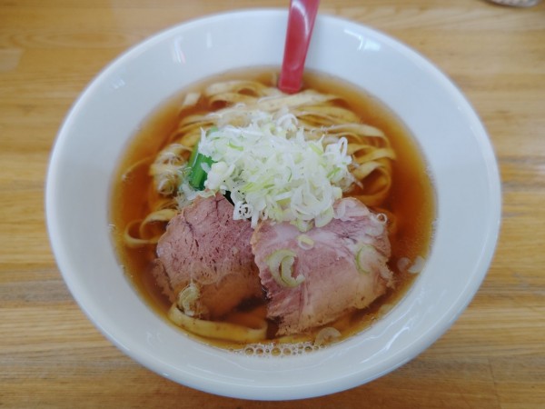 「にぼしょうゆ(平打ち麺)」@らーめん まるちょうの写真