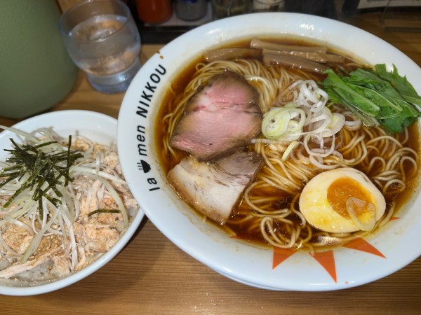 「日香麺醤油・特盛+鳥飯(950+200+350円)」@ラーメン にっこうの写真