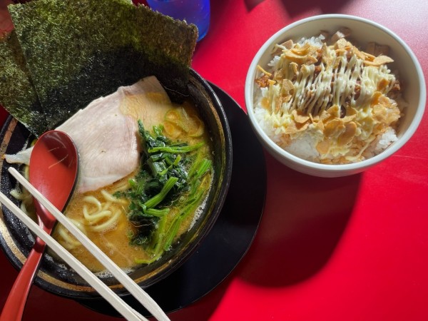 「らーめん焼豚まぶしおおもり」@家系ラーメン王道家直伝 との丸家 松飛台店の写真