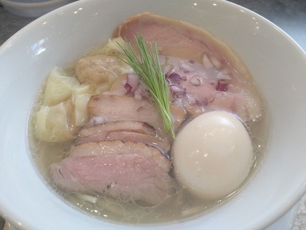 「中華そば（塩）特上　1600円」@宍道湖しじみ中華蕎麦 琥珀 池袋店の写真