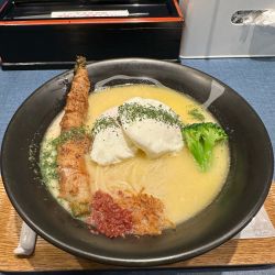 鶏白湯そば　白＋ポーチドエッグ　1090円