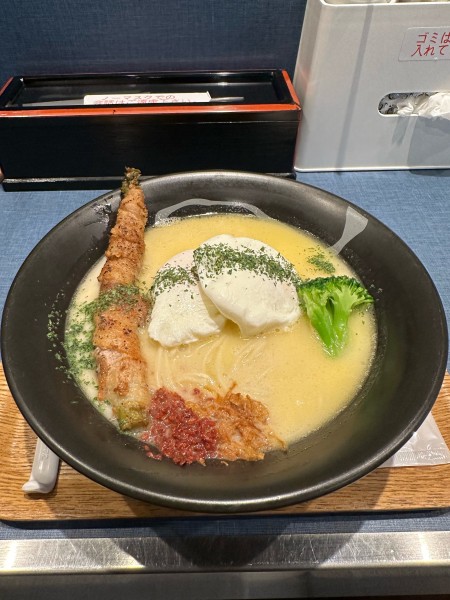 「鶏白湯そば　白＋ポーチドエッグ　1090円」@麺巧 潮の写真